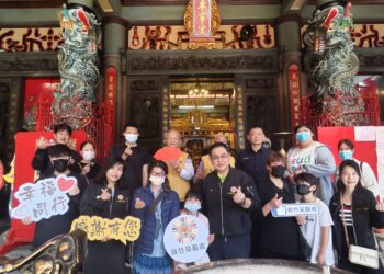 新竹市東寧宮大愛行善 致贈清寒榮民向學子女慰問金