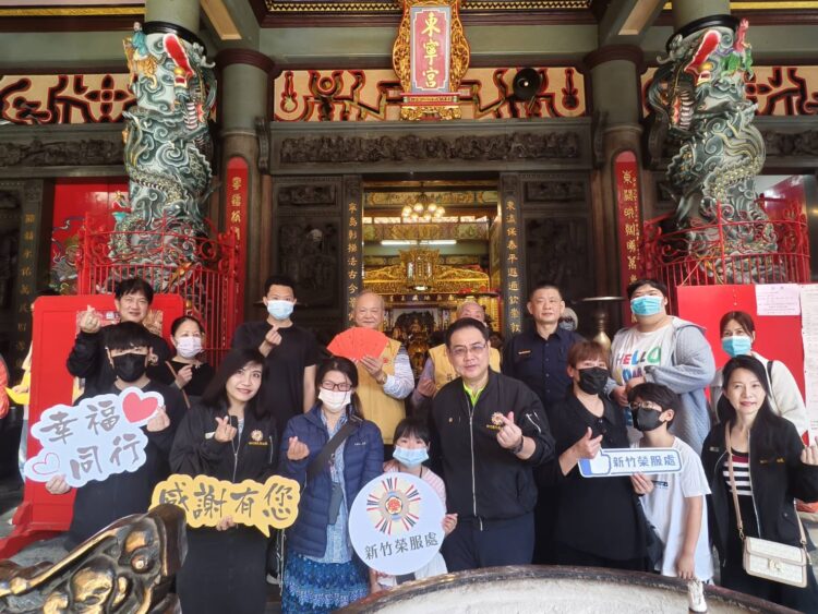 新竹市東寧宮團隊、新竹榮服處服務同仁及清寒榮民向學子女合影。(圖/新竹榮服處提供)