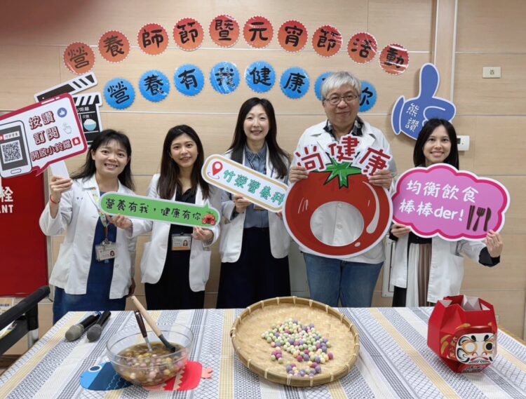 北榮新竹分院與民眾分享五彩湯圓。 (北榮新竹分院提供)