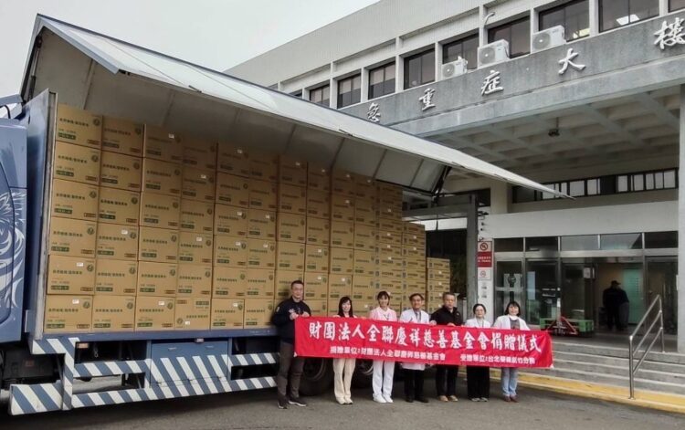 財團法人全聯慶祥慈善事業基金會捐贈尿布420箱及看護墊210箱予臺北榮民總醫院新竹分院。（圖/北榮新竹分院提供）