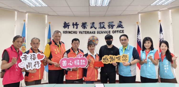 新竹市愛德會甘淑榕會長(中)關懷榮民向學子女生活近況並發放慰問金。(圖/新竹榮服處提供)