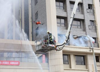 竹縣高樓救災演習 機器人滅火70米雲梯車馳援