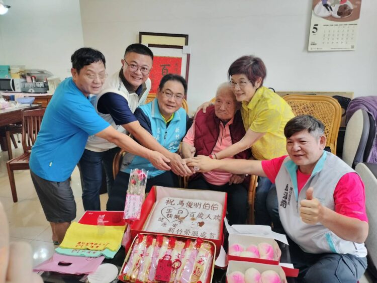 榮民馬俊明爺爺歡慶百歲生日 ，新竹榮服處溫馨祝壽。（圖/新竹榮服處提供）
