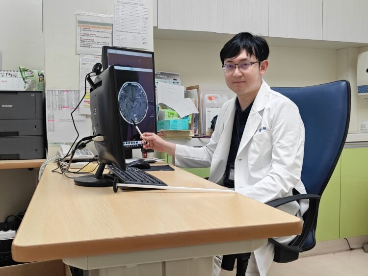 台北榮總新竹分院神經內科凌郁翔醫師。(圖/北榮新竹分院提供)