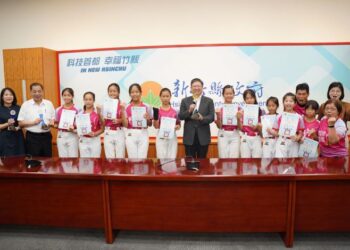 興隆國小女子棒球隊成軍僅半年 勇奪軟式女子全國賽季軍