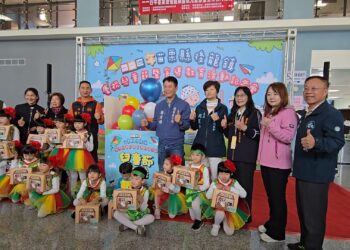 後龍鎮慶祝兒童節 鎮長謝清輝貼心送好禮