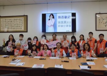 竹東鎮長贈公所主管行銷高手新書 鼓勵推廣行銷客家文化