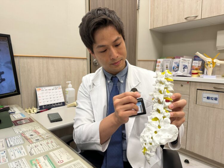 中國醫藥大學新竹附醫骨科醫師陳冠融說明射頻熱凝療法。（圖/中醫大新竹附醫提供）