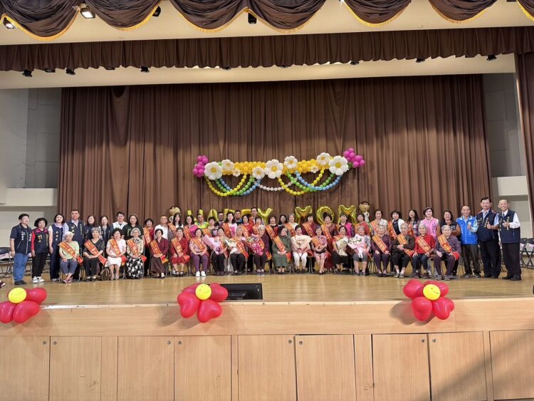 新竹縣竹東鎮公所舉辦模範母親代表表揚活動，場面熱鬧溫馨。（圖/竹東鎮公所提供）