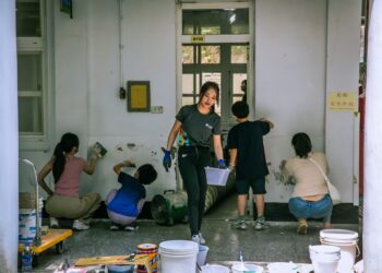 遠雄志工深入水源保護區小學　聯手家長學童翻新讀書室