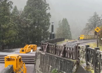 影音/大陸冷氣團持續影響 太平山下冰霰