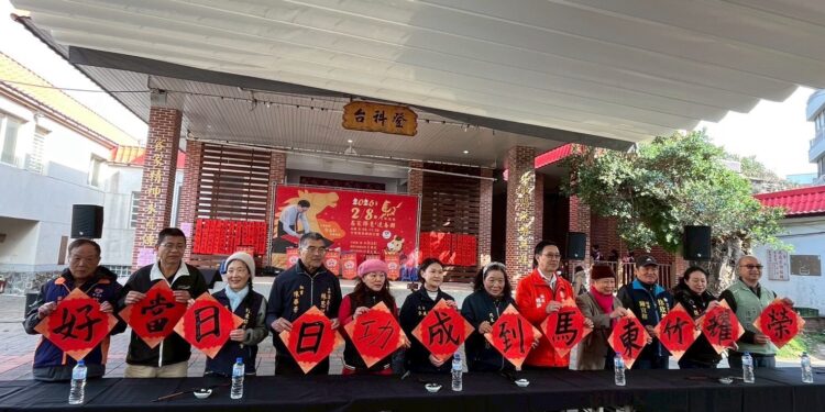 竹東客家戲曲公園講客語送春聯活動 鄉親熱烈響應