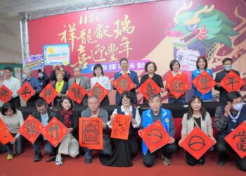 竹縣府揮毫贈送春聯活動 吸引上千人次排隊