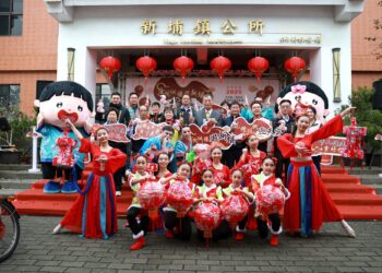 金蛇納福迎天穿 新埔鎮竹藝燈光展與踩街活動熱鬧開幕