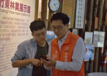 竹東林展館推「東林躲貓貓」活動 鎮長郭遠彰親自體驗