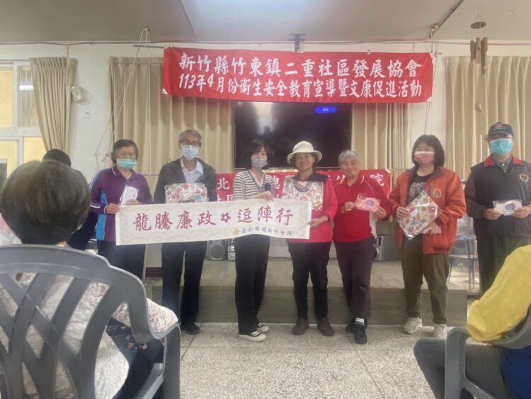 北榮新竹分院4月1日上午在新竹縣竹東鎮二重活動中心辦理「相揪長輩上學去」衛教宣導。（圖/北榮新竹分院提供）